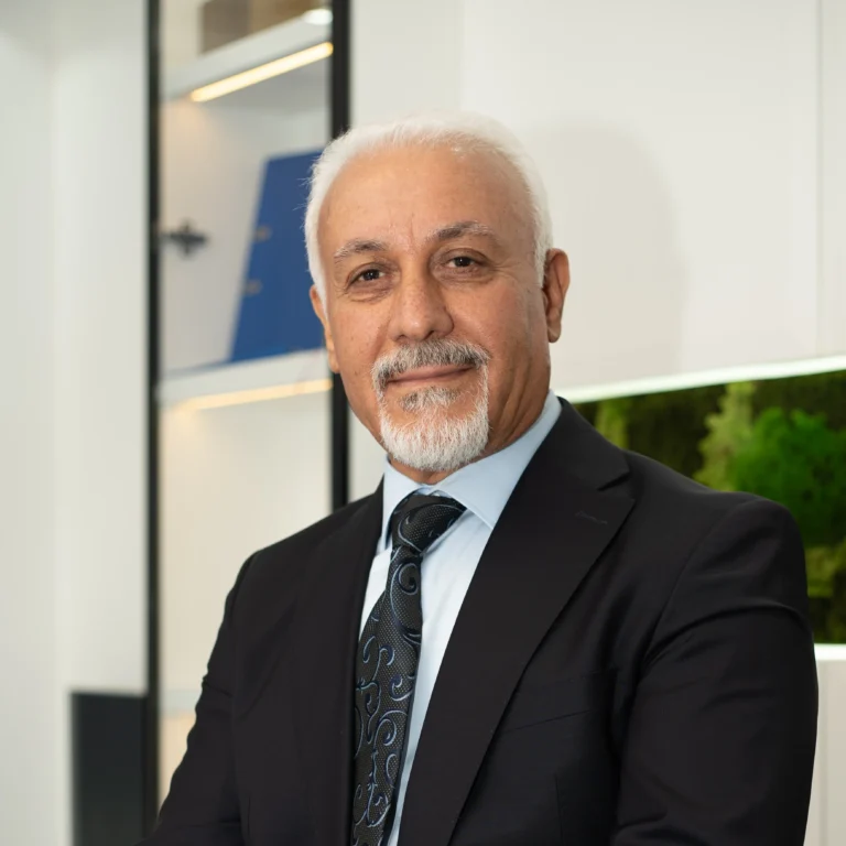 دكتور عبد الرحمن حسين اوغلو مؤسس مركز البوسفور لطب العيون وجراحتها في اسطنبول تركيا