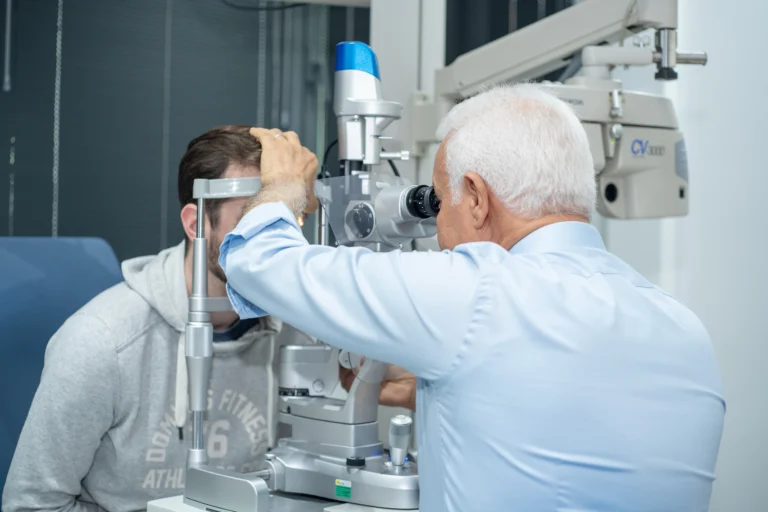 مريض يجري فحص عيون عند مركز البوسفور في تركيا ( د عبد الرحمن حسين اوغلو